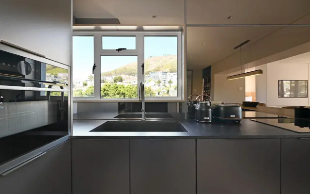 Elegant One Bed Sea Point Mountain Views
