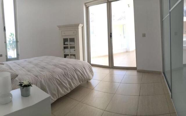 3b Pool Penthouse private hot tub - Larnaca center