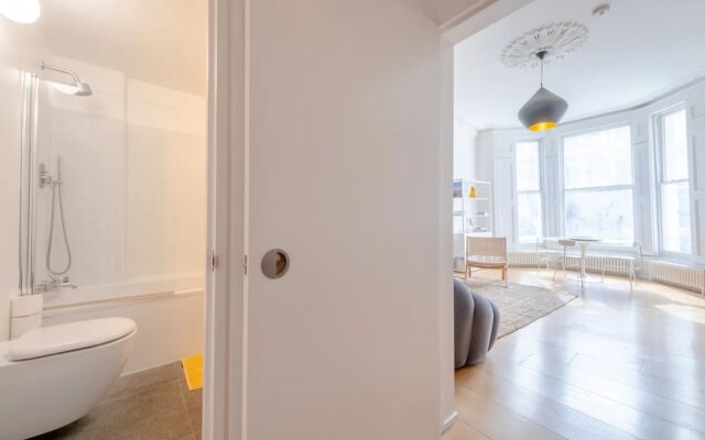 Stylish & Light Victorian 2BD Flat - Holland Park