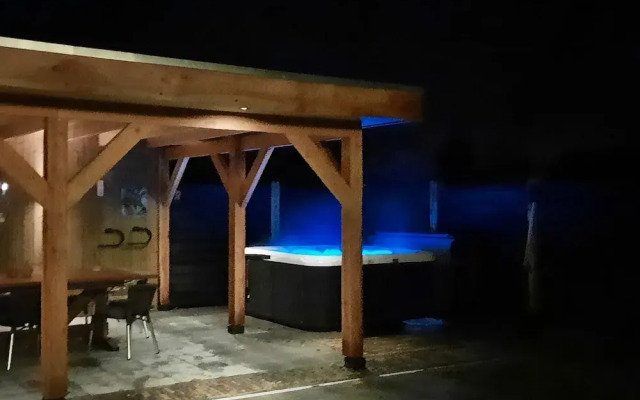 Stylish Farmhouse With Spa Tub