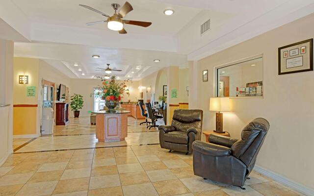 Super 8 By Wyndham Austin/Airport North