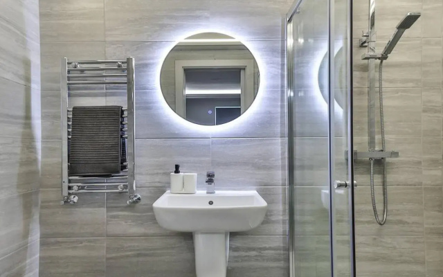 Large, Modern Apartment with En-suites, Wifi, Parking