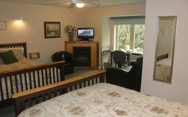 Cedar Wood Lodge B&B
