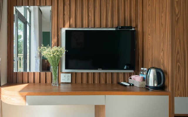 West Lake Hotel – Guest Rooms – Cam Lam