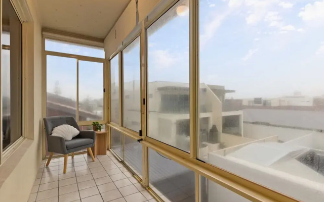 Beachside 2-bed Apartment With Balcony Views