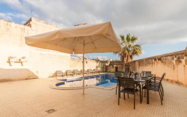 Centre Island Gozitan Farmhouse & Pool