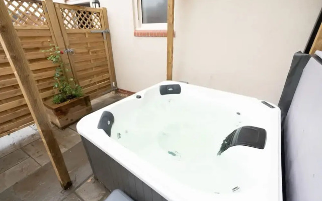 Willow Lodge With Hot Tub