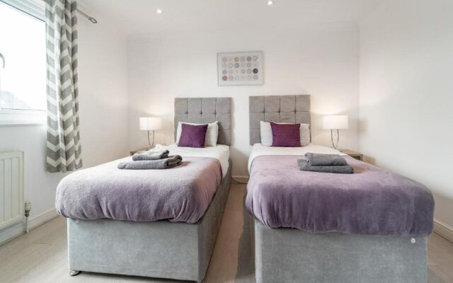 Dwellers Delight Living Ltd Serviced Accommodation, Chigwell, London 3 bedroom House, Upto 7 Guests, Free Wifi & Parking