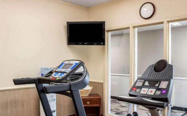 Econo Lodge & Suites