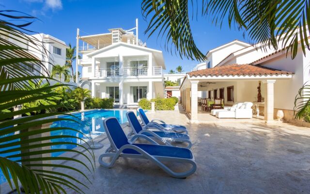 Beachfront 7BR Villa with Pool & Maid
