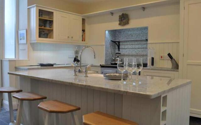 Gorgeous Apartment Only Yards From Polzeath Beach