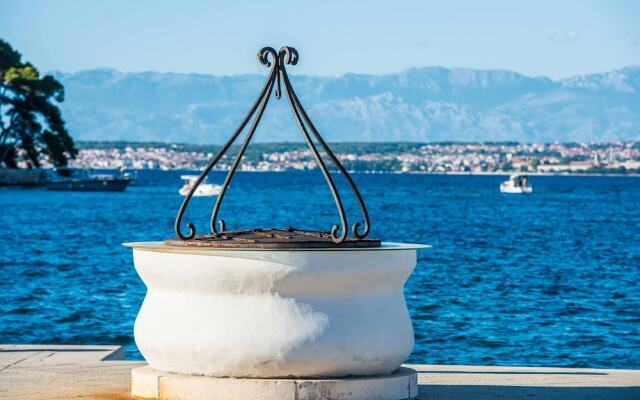 Good Life, Luxury Seafront Apartment