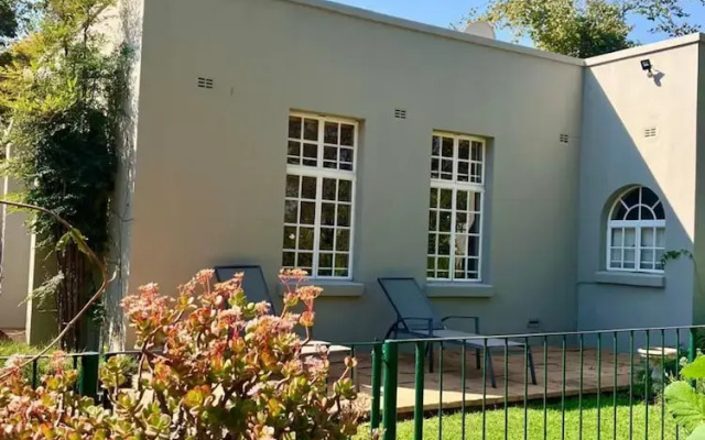 Chic Studio Nestled in Lovely Garden and Pool-2254