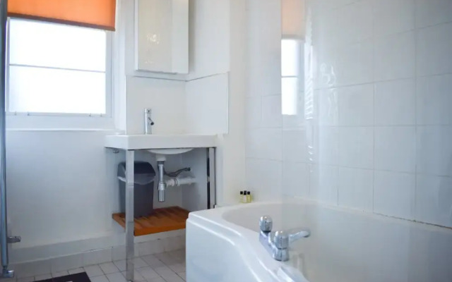 2 Bedroom Flat Near Tower Hill