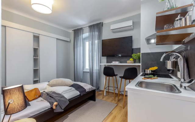 Deluxe Adria Square Studios