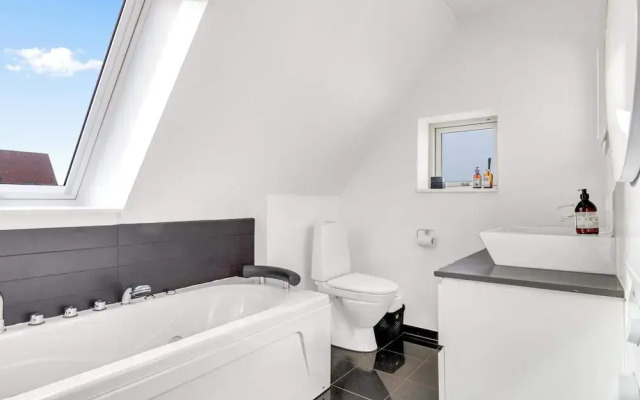 Holiday Home, 750m From Beach