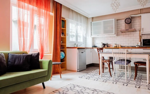 Lovely Flat w Balcony 5 min to Istiklal Ave
