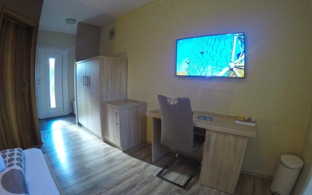 Apartments and Rooms Rea