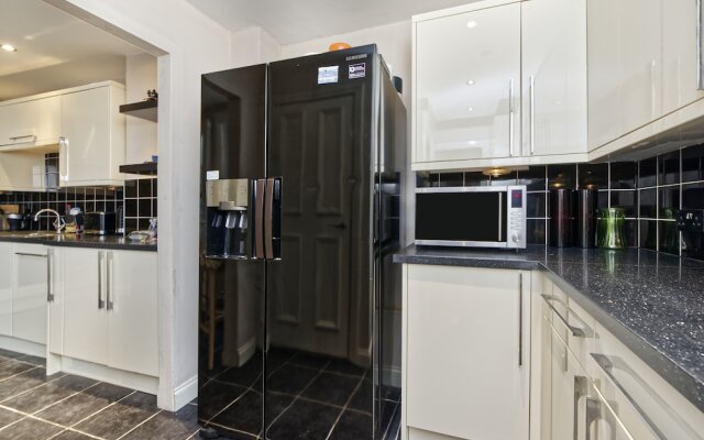 Spacious Pimlico Apartment by Underthedoormat