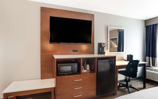 Best Western Plus Commerce Hotel