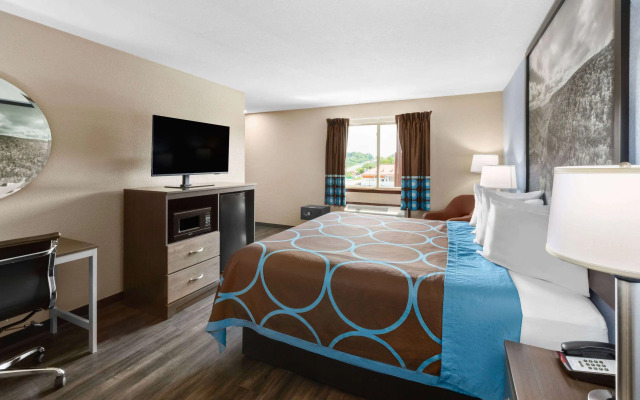 Super 8 by Wyndham Fairmont