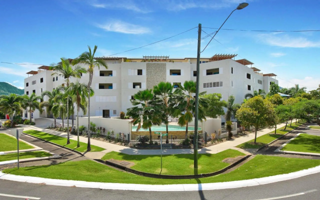 Belle Escapes - 404 The Edge Penthouse with Water Views