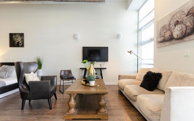 Downtown Convention Center Suite with Pool