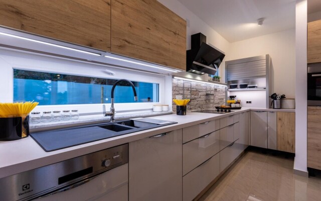 Beautiful Home in Klimno With Sauna, Wifi and 4 Bedrooms