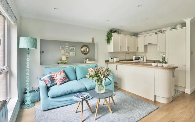Newly Refurbished Flat With Great Transport Links