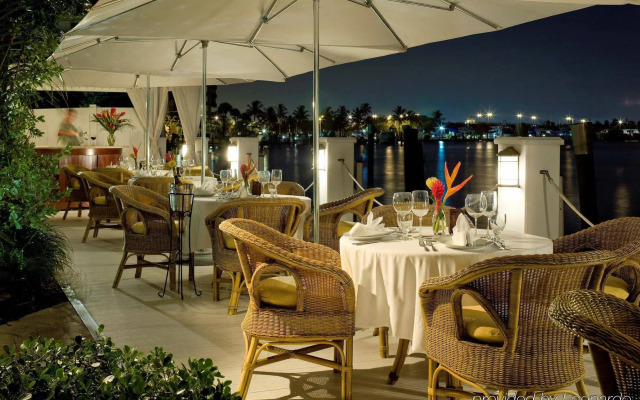 The Pillars Hotel & Club