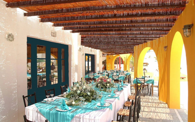 Mr & Mrs White Tinos