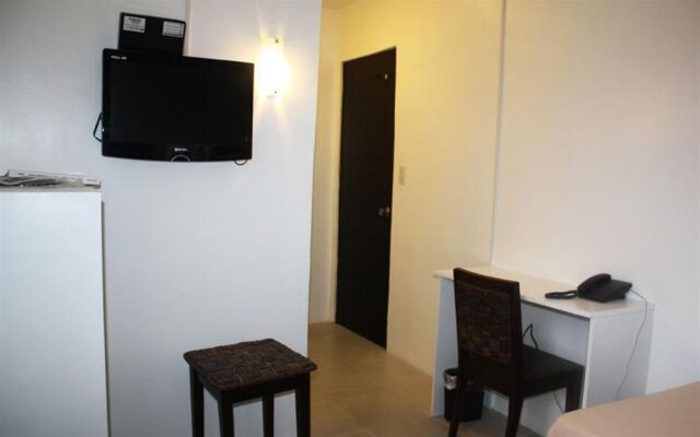 R Suites & Cafe