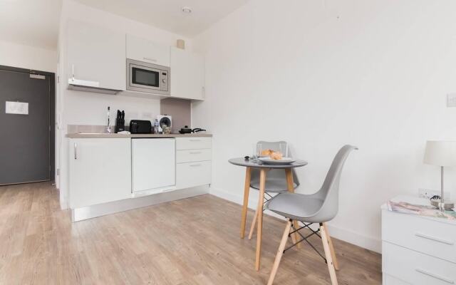 Spacious And Elegant City Centre Studio!