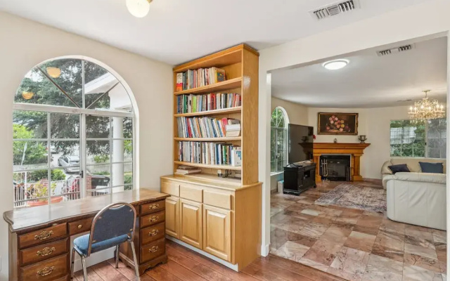 Russell House Near Hollywood & Griffith Park 3 Bedroom Home