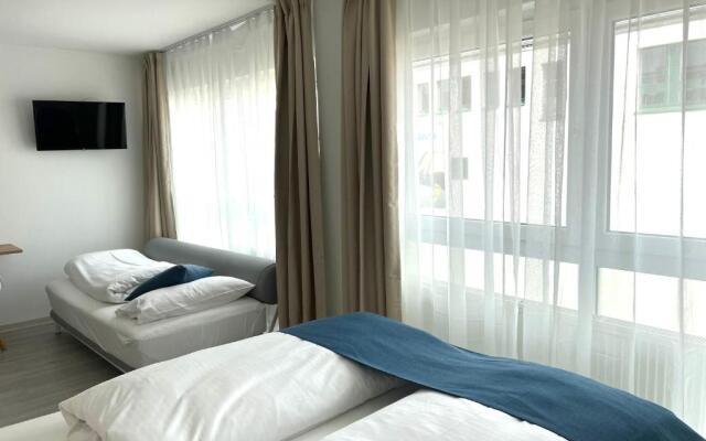 Hotel 83