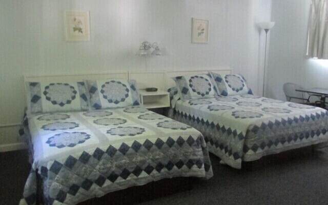 Country Squire Motel