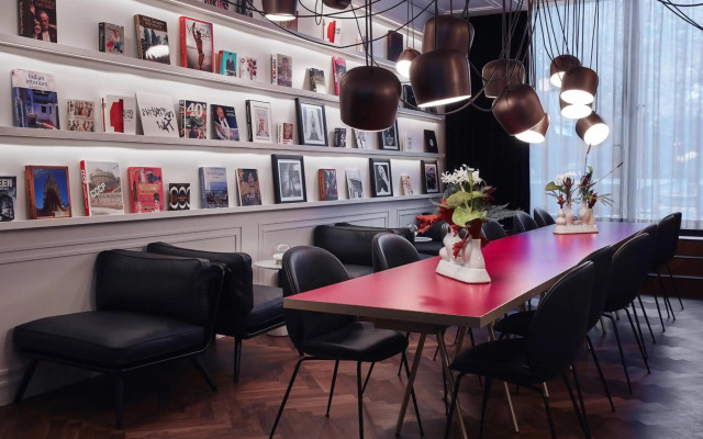 Roomers Munich, Autograph Collection
