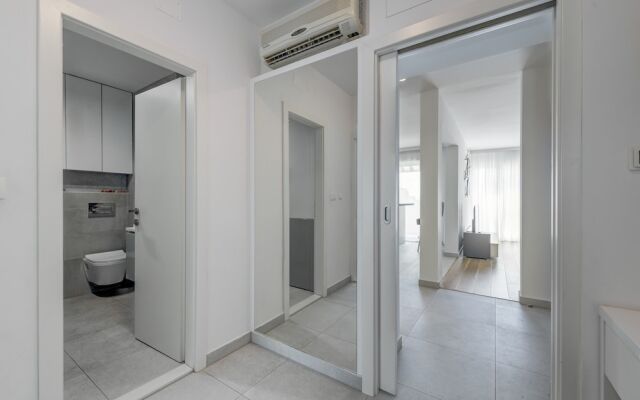 Modern 90 m2 apt With Balcony w the sea View