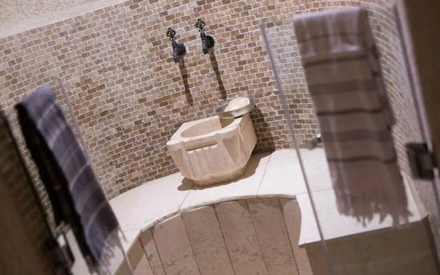 Jacob's Cave Suites