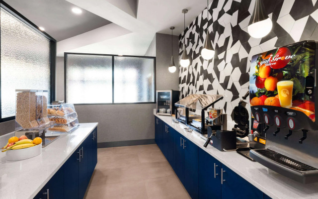 La Quinta Inn & Suites by Wyndham Greensboro NC