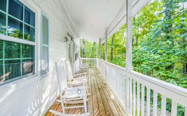 Peaceful Getaway 3 Bedroom Home by Redawning