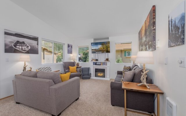 Alpine Family Haus 2 Bedroom Condo by NW Comfy Cabins by RedAwning