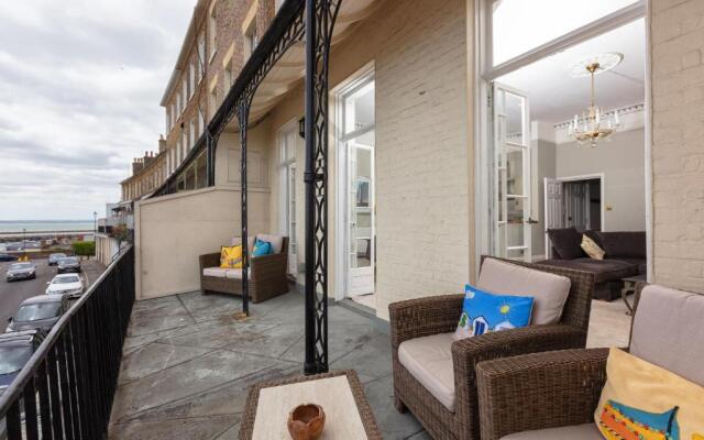 Beach View: Stunning sea view & balcony apartment