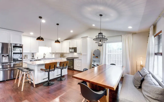 5 Mi to Dtwn Austin: Vibrant Home w/ Patio