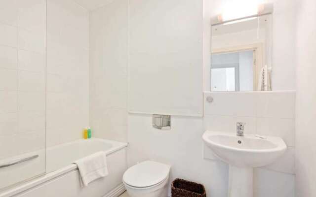 Sleek & Spacious 4 Sleeper, 5 Mins to Moorgate