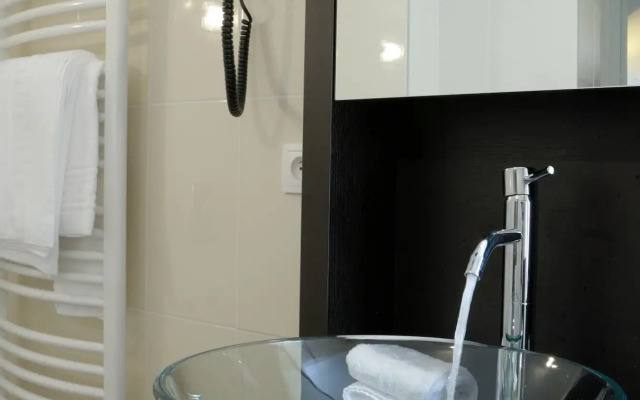 Logis Hôtel Tante Yvonne & son Restaurant semi-gastronomique Lyon Nord