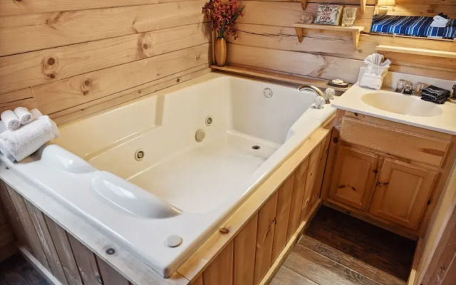 Sleepin' Inn 2 Bedroom Cabin by RedAwning