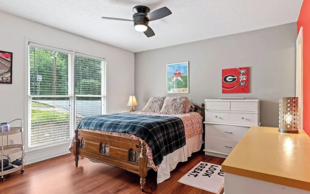 Five Points Dawg Crib On Campus