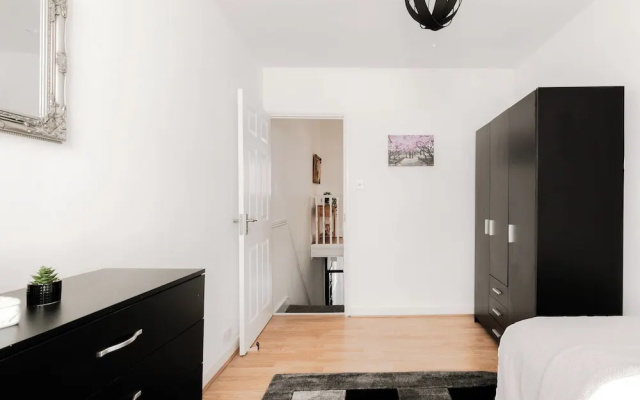 Beautiful 4-bed House With Garden in London