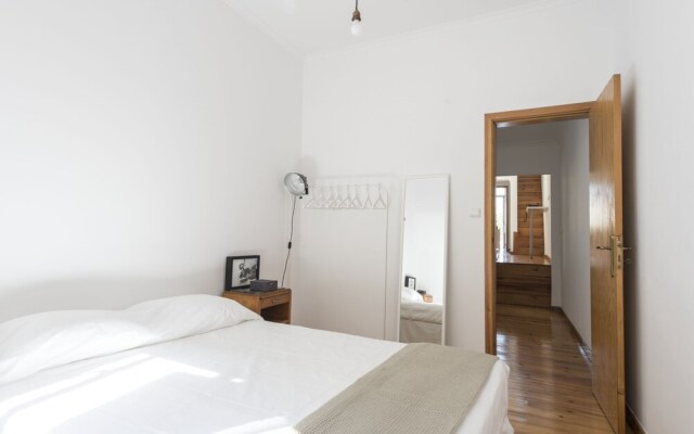 Bright and Airy Apt with balcony by LCH